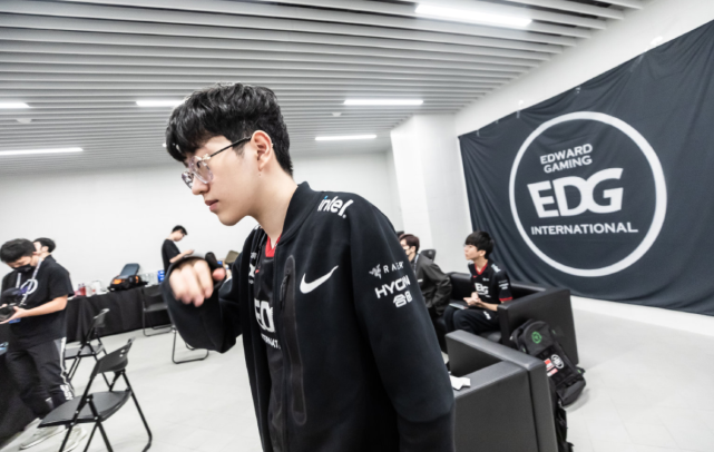 努力使他在 努力使他在